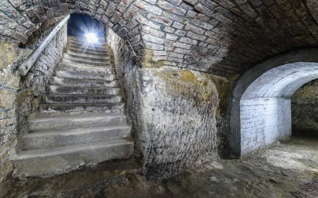 Vydejte se do Plzeňského historického podzemí za svitu baterek, navštívíte i jindy nepřístupnou část chodby