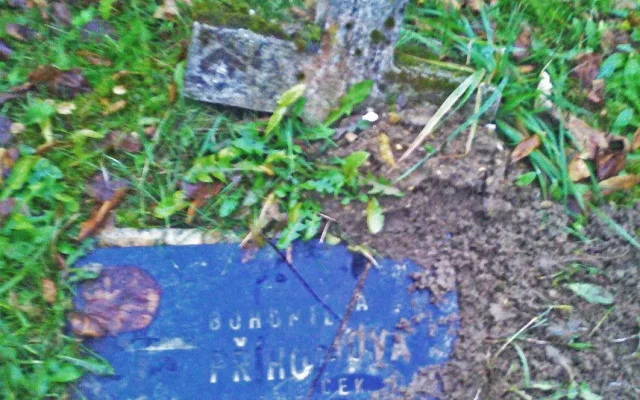 Původní částečně poničený hrob neznámé osmadvacetileté Bohumily Příhodové. S datem úmrtí  30. 3. 1948 dones mrazí...