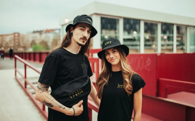 Obdivované i zatracované zlaté kašny se dostaly v originální kolekci do nabídky dárků a suvenýrů z Plzně