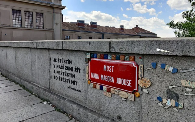 Most rebela Magora Jirouse obsadila výstava věnována Zemanovi a jeho příspěvkům na poli umění