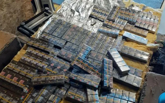Řidič v dodávce s rumunskou značkou pašoval v důmyslném úkrytu tisíce nekolkovaných cigaret