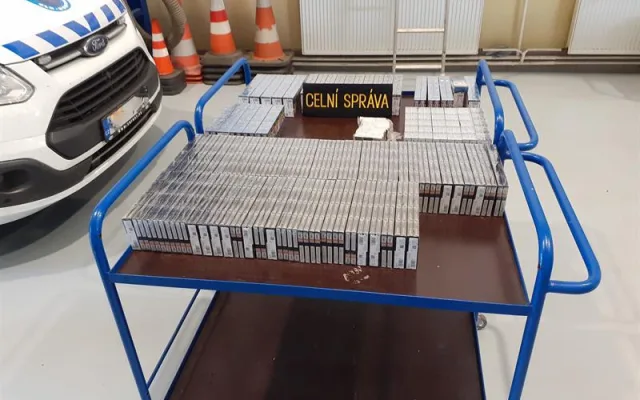 Řidič v dodávce s rumunskou značkou pašoval v důmyslném úkrytu tisíce nekolkovaných cigaret