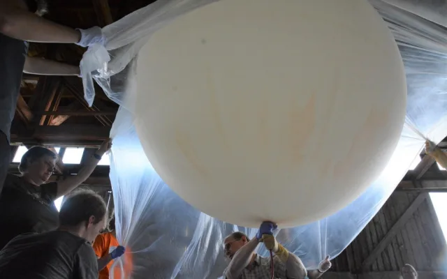 Mladí vědci poslali na hranici vesmíru balonovou sondu, nesla semínka hrachu, ale i třeba marshmallow