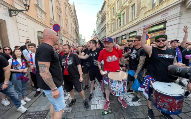 Plzeň je v extázi, fanoušci bouřlivě oslavují s hráči FC Viktoria Plzeň mistrovský titul