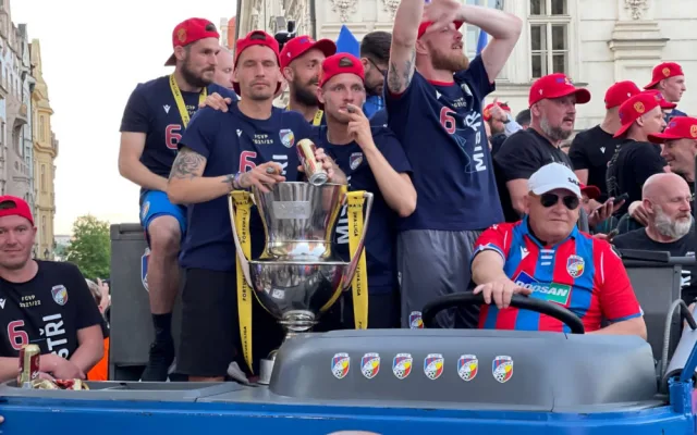 Plzeň je v extázi, fanoušci bouřlivě oslavují s hráči FC Viktoria Plzeň mistrovský titul