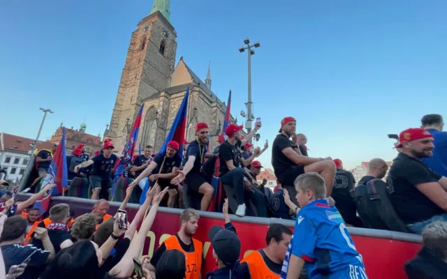 Plzeň je v extázi, fanoušci bouřlivě oslavují s hráči FC Viktoria Plzeň mistrovský titul
