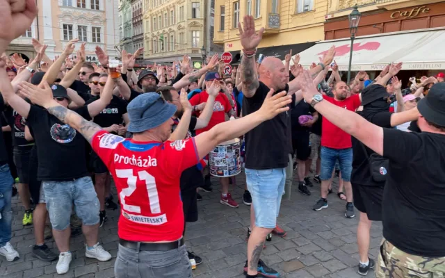Plzeň je v extázi, fanoušci bouřlivě oslavují s hráči FC Viktoria Plzeň mistrovský titul