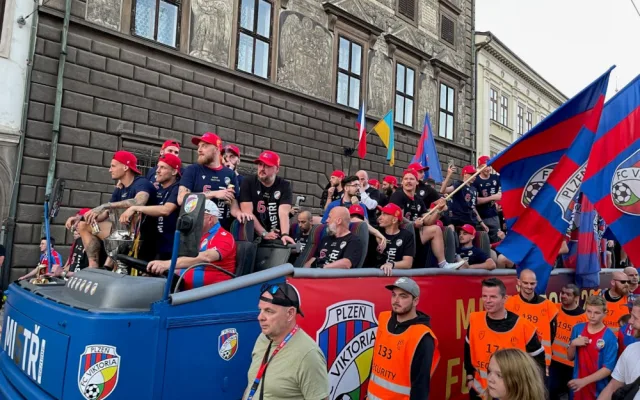 Plzeň je v extázi, fanoušci bouřlivě oslavují s hráči FC Viktoria Plzeň mistrovský titul
