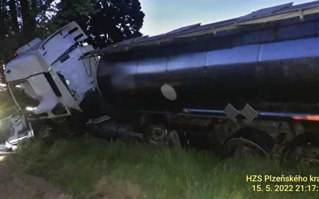 Řidič utrpěl velmi těžké zranění při nehodě tří dodávek a kamionu s cisternou
