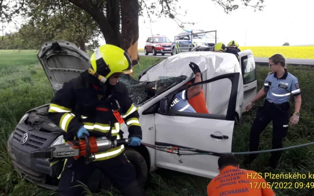 Po nárazu auta do stromu na Tachovsku bojuje spolujezdec muž o život, transportoval ho vrtulník do nemocnice