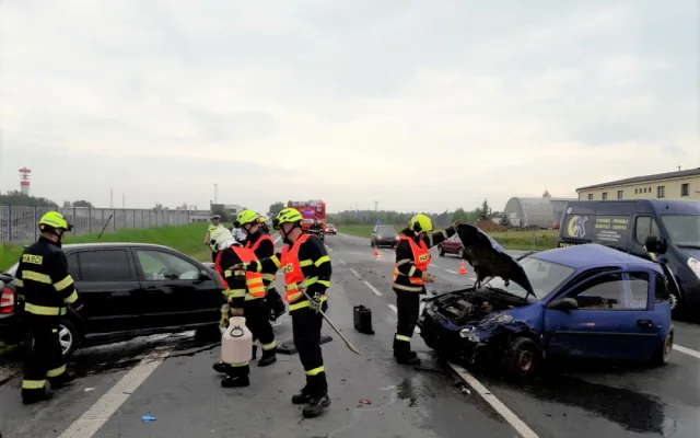 Na silnici I/20 u Příšova se srazila dvě osobní vozidla a dodávka.
