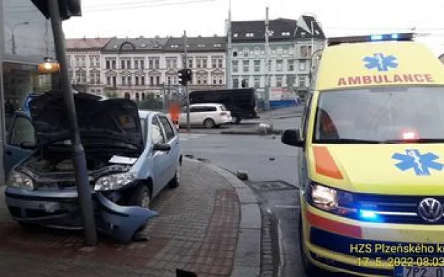 Mladá řidička se v Plzni zastavila až o semafor
