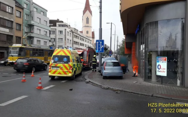 Mladá řidička se v Plzni zastavila až o semafor