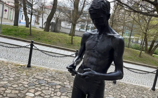 Vandal už podruhé během května zaútočil na populární sochu mladíka ve slipech, ulomil mu obě ruce