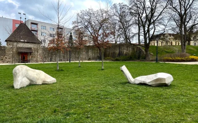 Vandal poničil ještě před zahájením výstavy i tato díla
