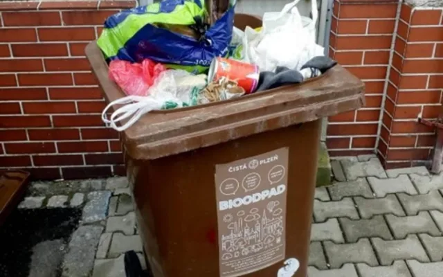 S bioodpadem by se mělo nakládat smysluplně, přesto obsah hnědých popelnic končí na skládce