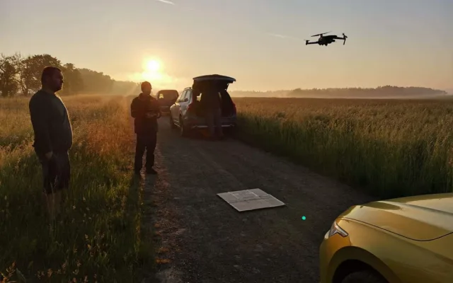 Piloti dronů musí využívat chladná rána, fot.o: Stop sečení srnčat