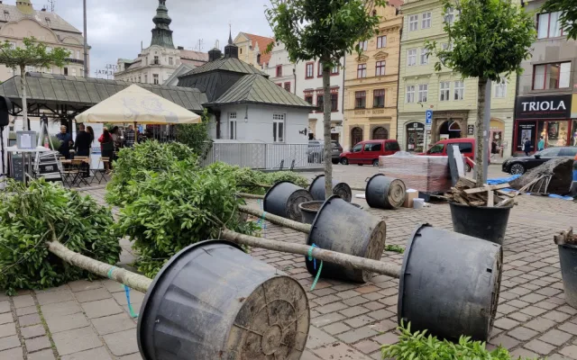Na snímku nejsou zachycení vandalové, kteří v březnu květináče poškodili.