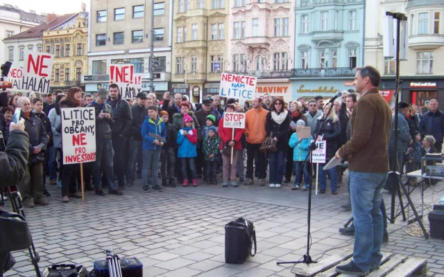 V roce 2017 se Pavel Bosák postavil do čela odporu proti obřímu průmyslovému parku v Plzni-Liticích. Záběr z projevu při demonstraci na Náměstí Republiky v Plzni.
