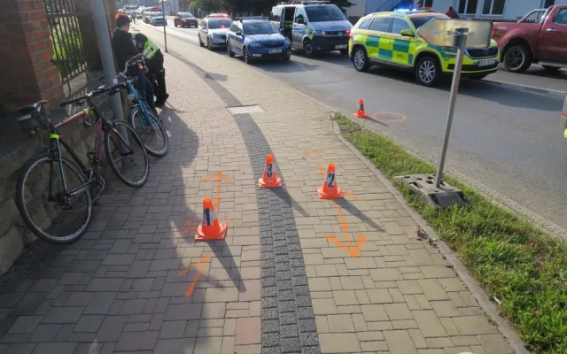 Při srážce dvou cyklistů se vážně zranila žena na elektrokole, neměla nasazenou helmu