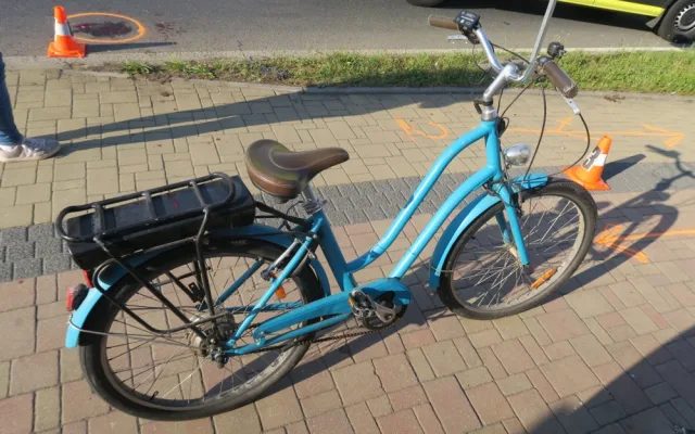 Při srážce dvou cyklistů se vážně zranila žena na elektrokole, neměla nasazenou helmu
