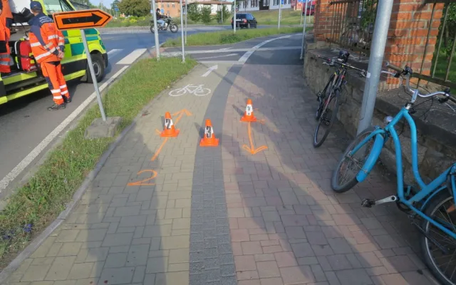 Při srážce dvou cyklistů se vážně zranila žena na elektrokole, neměla nasazenou helmu