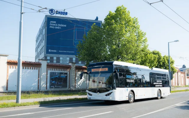 Do plzeňských ulic vyjel zcela nový typ škodováckého trolejbusu a zahájil testování v ostrém provozu