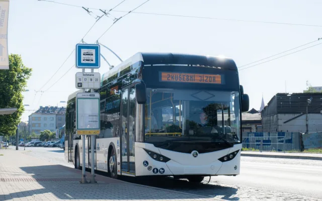 Do plzeňských ulic vyjel zcela nový typ škodováckého trolejbusu a zahájil testování v ostrém provozu