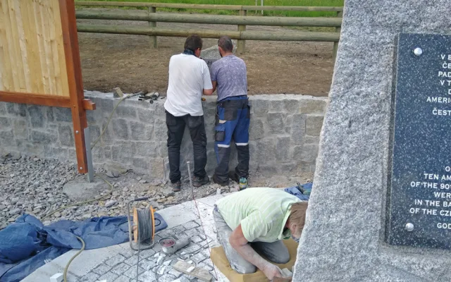 Přesná podoba nového památníku se tají až do samotného odhalení, které se uskuteční v neděli 5. května