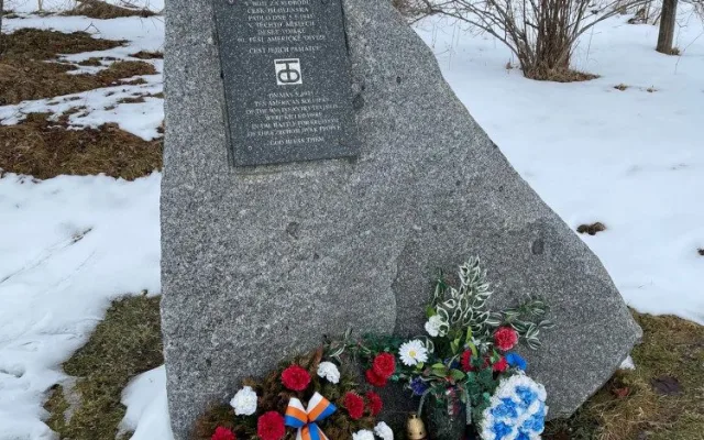 Detail pomníku na Zhůří odhaleného v roce 2000