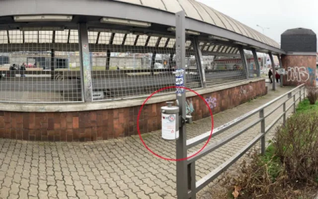 Kontejnery na použité injekční stříkačky se setkaly s úspěchem, umístěné jsou u nádraží nebo u Borského parku