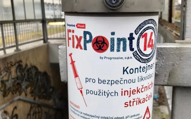 Kontejnery na použité injekční stříkačky se setkaly s úspěchem, umístěné jsou u nádraží nebo u Borského parku