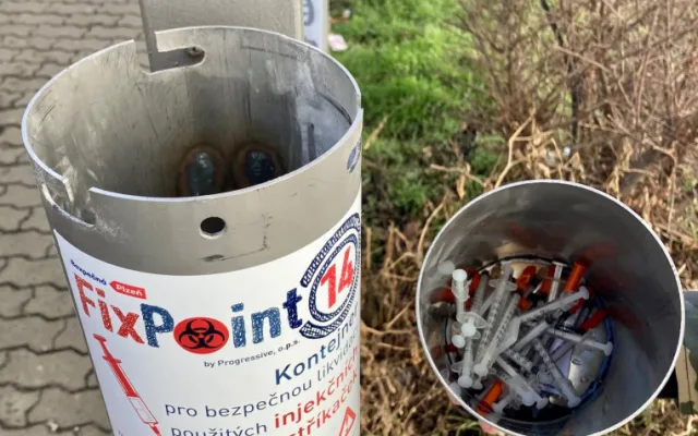 Kontejnery na použité injekční stříkačky se setkaly s úspěchem, umístěné jsou u nádraží nebo u Borského parku