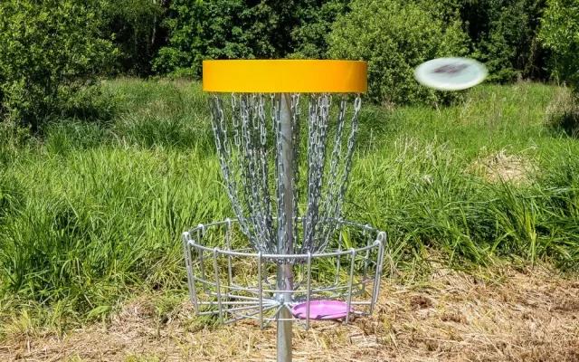 Zájemcům se otevřelo nové discgolfové hřiště, jde o teprve druhé podobné sportoviště v Plzni