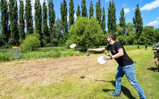 Zájemcům se otevřelo nové discgolfové hřiště, jde o teprve druhé podobné sportoviště v Plzni