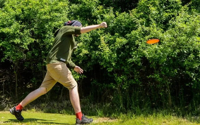 Zájemcům se otevřelo nové discgolfové hřiště, jde o teprve druhé podobné sportoviště v Plzni
