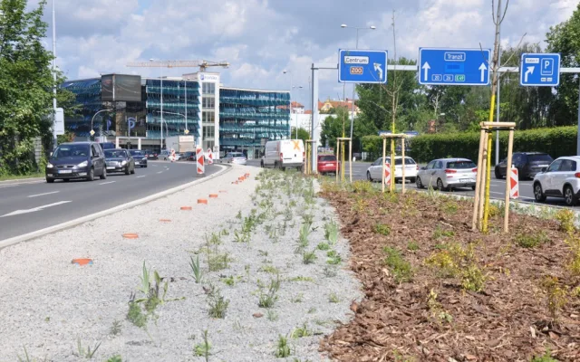 Po úpravách za 3, 3 milionu už se začíná zelenat středový pás podél nejfrekventovanější komunikace v Plzni