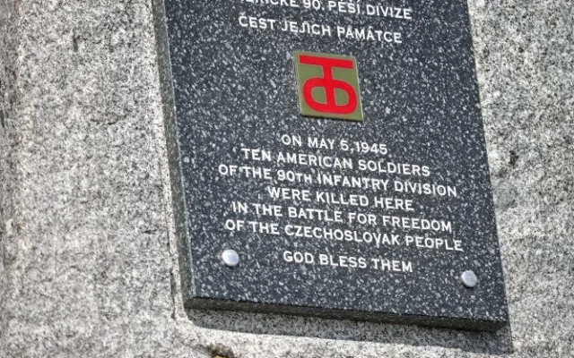 Nový památník připomíná vojáky americké 90. pěší divize