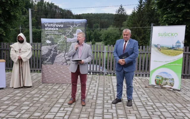 Na šumavské Vintířově stezce odhalili sochu sv. Vintíře, jde o obdobu slavné poutní cesty do španělského Santiaga