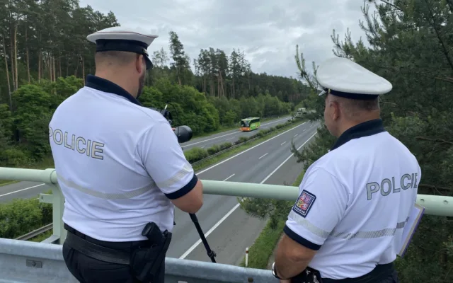 Až na jeden kilometr vidí policisté speciálním dalekohledem, zda řidič telefonuje za jízdy a není připoutaný