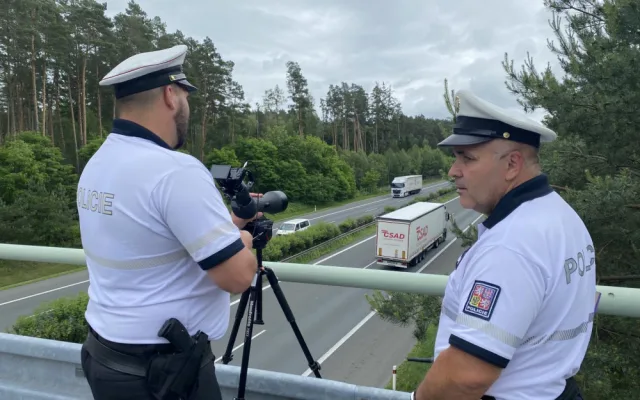 Až na jeden kilometr vidí policisté speciálním dalekohledem, zda řidič telefonuje za jízdy a není připoutaný
