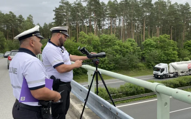 Až na jeden kilometr vidí policisté speciálním dalekohledem, zda řidič telefonuje za jízdy a není připoutaný