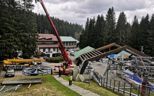 Na Špičáku je v plném proudu stavba víceúčelové budovy s novou restaurací a dalším zázemím areálu