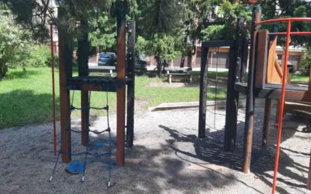 Vandal zapálil prolézačku na dětském hřišti, způsobil tím škodu za 300 tisíc korun