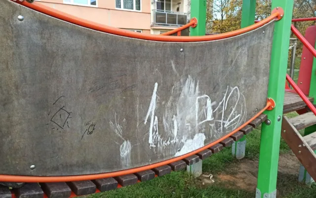 Vandalové řádili také na Borech v Čermákově ulici, foto: MO Plzeň 3