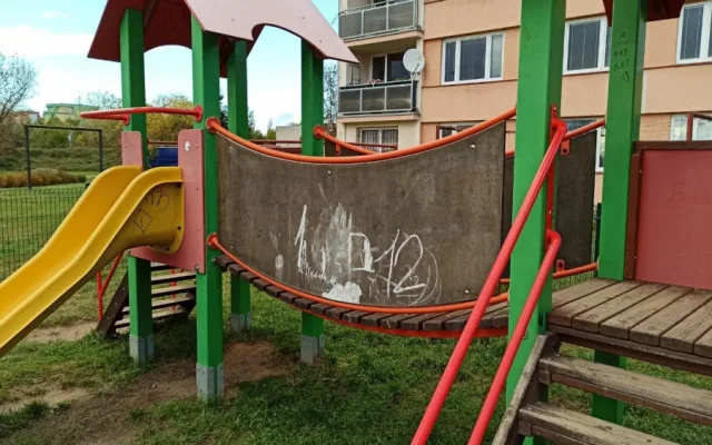 Vandalové řádili také na Borech v Čermákově ulici, foto: MO Plzeň 3