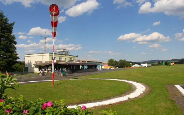 Klatovské letiště nese nově jméno legendárního stíhacího pilota Josefa Hubáčka