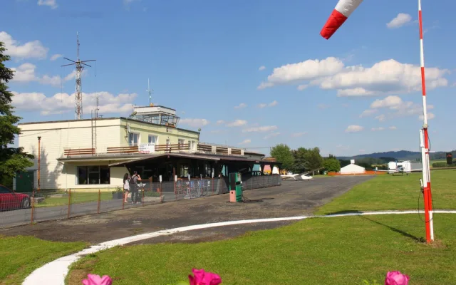 Klatovské letiště nese nově jméno legendárního stíhacího pilota Josefa Hubáčka