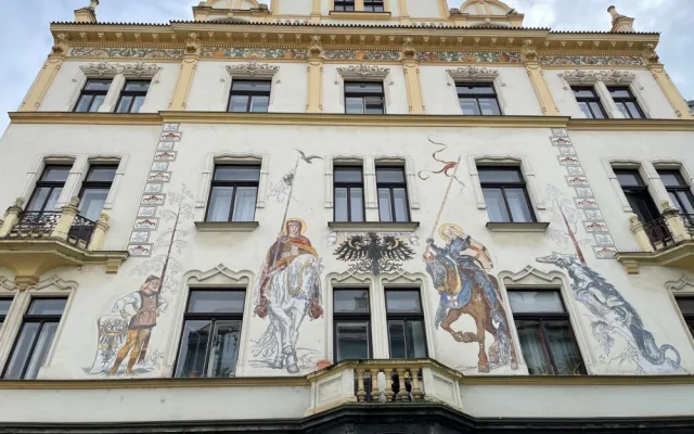 Tato galerie nikdy nezavírá. Malby slavného malíře Mikoláše Alše zdobí v Plzni téměř dvacet měšťanských domů