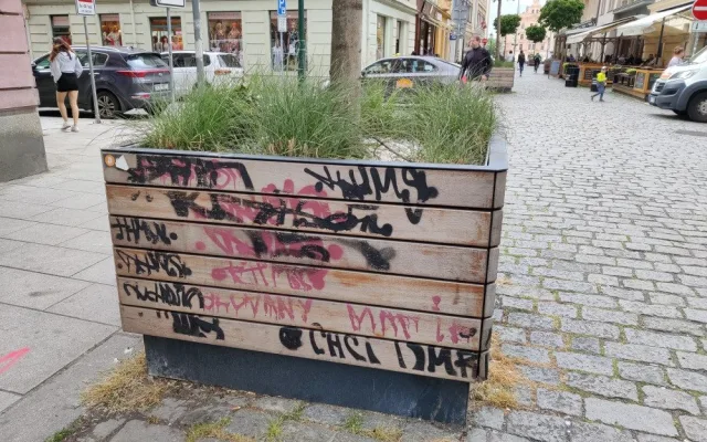 Květináče si bohužel oblíbili i vandalové.